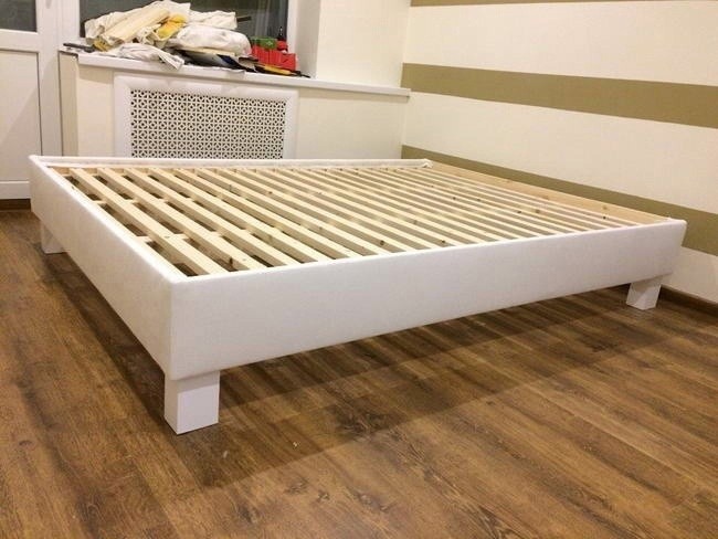 Двуспальная кровать с изголовьем в каретной стяжке