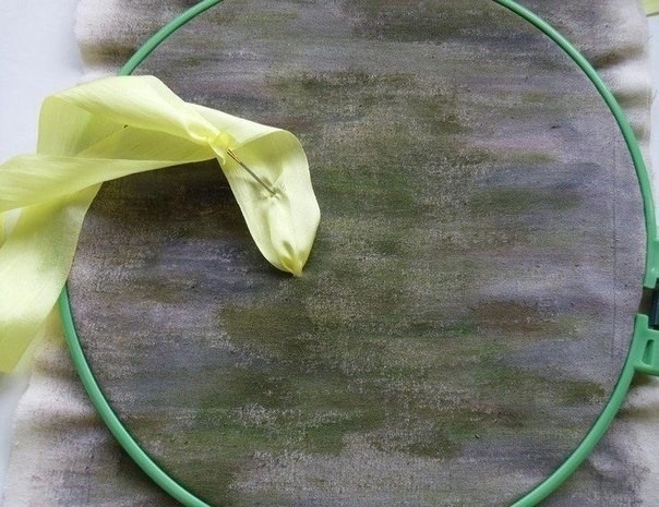 Вышиваем нарциссы лентами