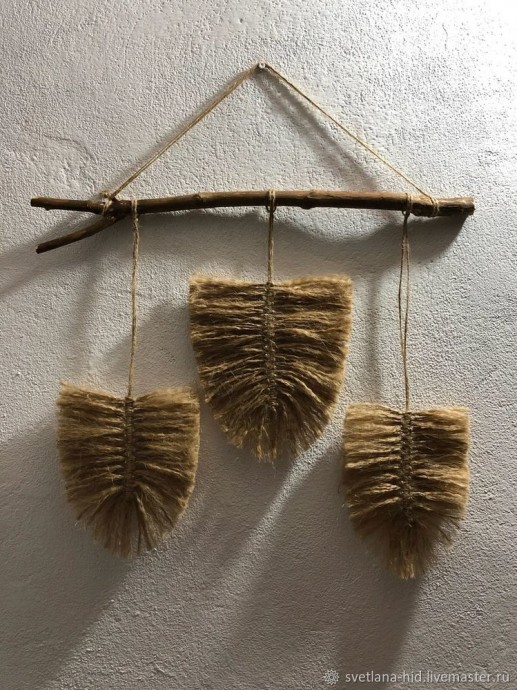 Панно из ветки и перьев из джутовой веревки Панно из ветки и перьев из джутовой веревки