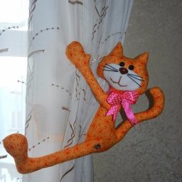 ​Коты как держатели штор