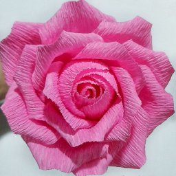 ​Мастер розу из гофрированной бумаги со скрытой конфетой внутри