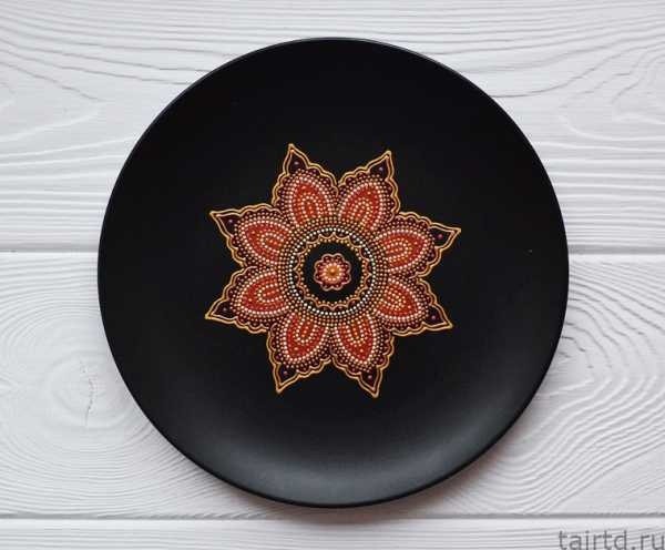 ​Декор керамической тарелки точечной росписью