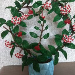 Цветущее вьющееся растение из бисера