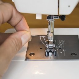 Верхняя нить на швейной машине постоянно рвется