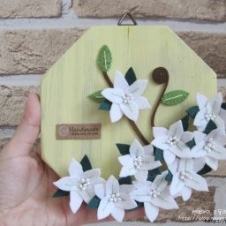Настенное панно с белыми цветами из фетра