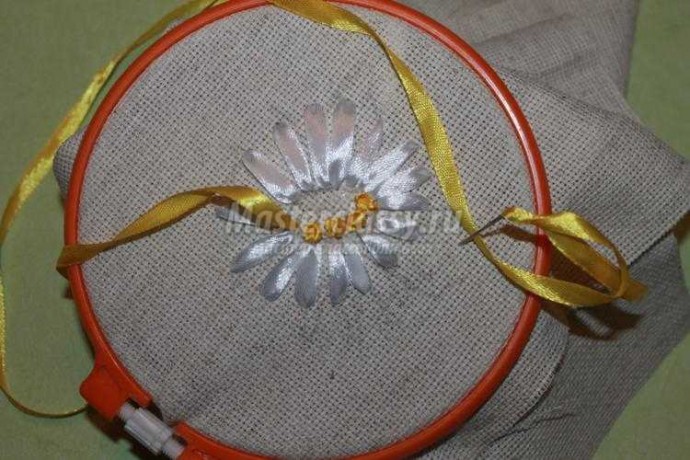 Учимся вышивать лентами ромашку