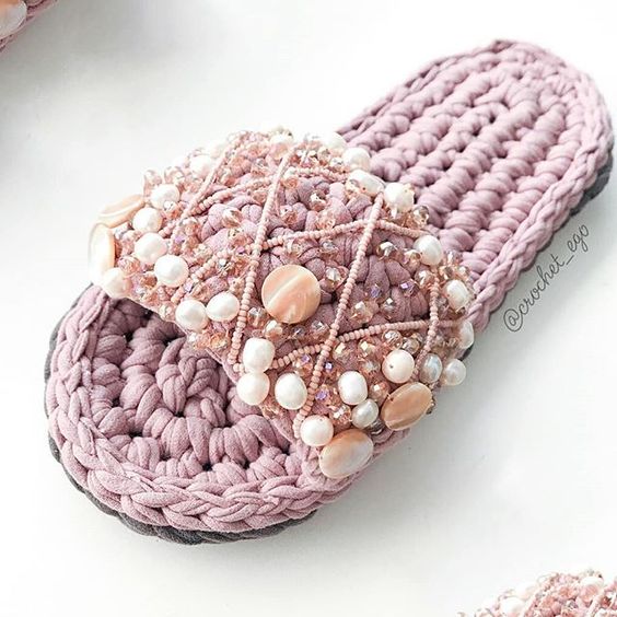 Уютные домашние тапочки из трикотажной пряжи