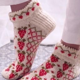 Белые носочки с красными клубничками