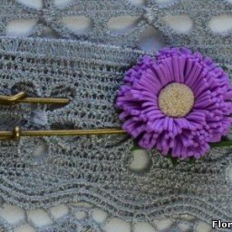 Брошь из полимерной глины в форме цветка