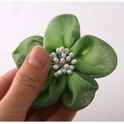 Цветок из ленты с бусинами по центру: мастер-класс