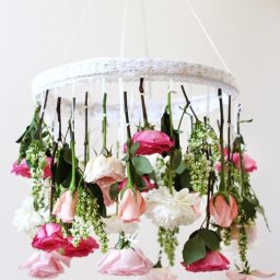 Делаем декоративный мобиль, украшенный живыми цветами