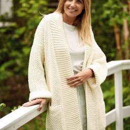 Белый кардиган с карманами