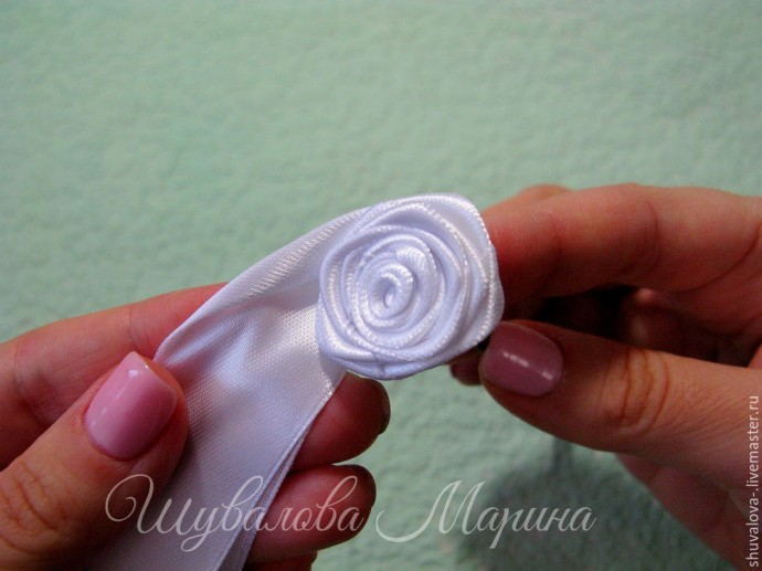 Кручёная роза из атласной ленты