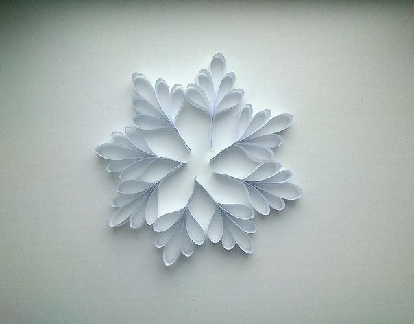 Новогодняя идея для украшения своей комнаты объемными снежинками Новогодняя идея для украшения своей комнаты объемными снежинками