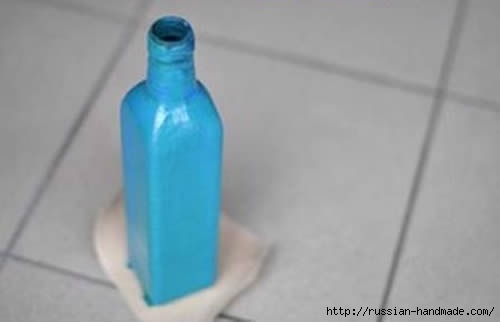 Оригинальная вазочка из стеклянной бутылки