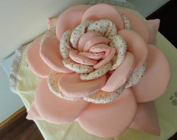 Декоративная подушка в виде цветка