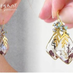 Серьги-подвески из смолы и ракушек