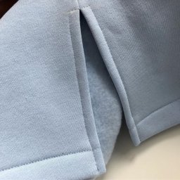 ​Обработка боковых разрезов на свитшоте или толстовке