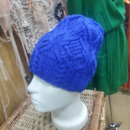 ​Шапка с красивым переплетающимся узором