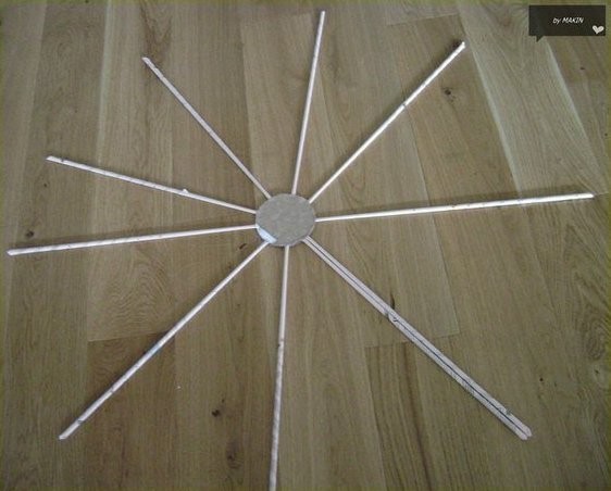 Вазочка из газетных трубочек