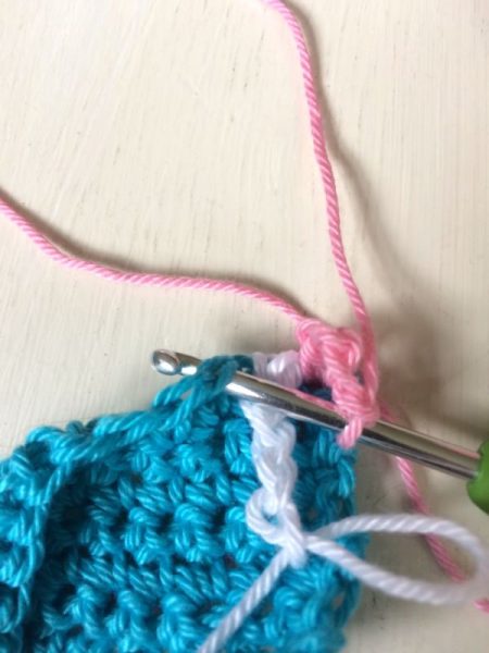 Двухцветная отделка края крючком: мастер-класс