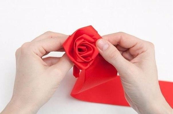 Как сделать чайную розу из атласной ленты Как сделать чайную розу из атласной ленты
