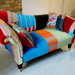 Яркая мебель, декорированная в стиле лоскутного шитья