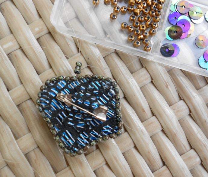 Брошь в виде мухи