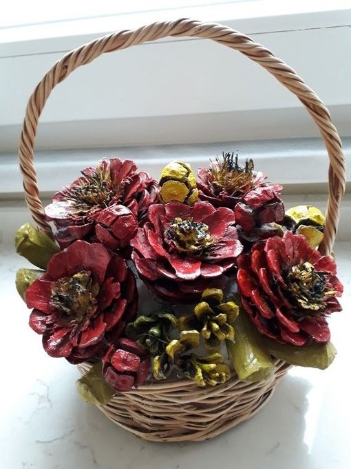 Букeты из шишeк в корзинках