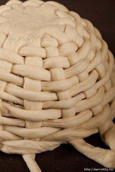 Плетеная съедобная корзинка из дрожжевого теста