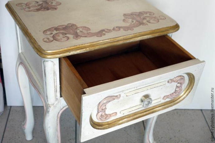 Превращаем обычный столик в антикварный