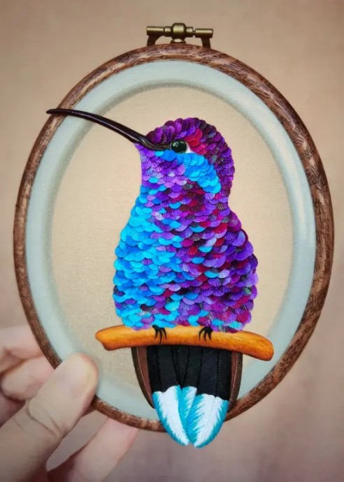 Объемная вышивка колибри градиентными пайетками