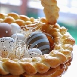 Плетеная съедобная корзинка из дрожжевого теста