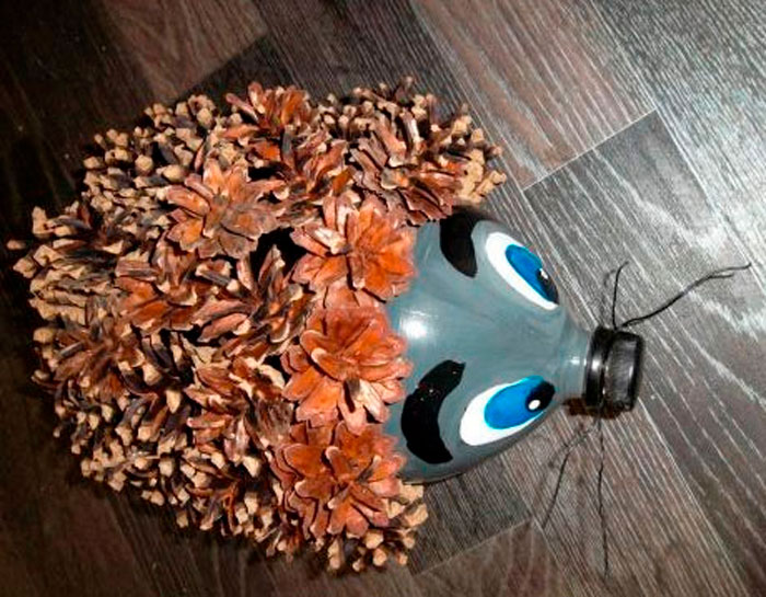 Ёжик из шишек и пластиковой бутылки