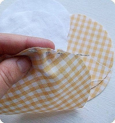 Украшение пуфика цветочными мотивами