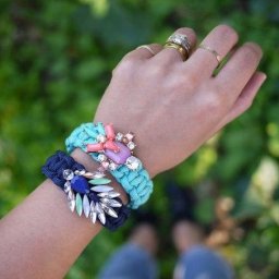 Плетем браслет с крупными украшениями