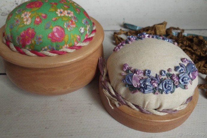 Игольница с вышивкой