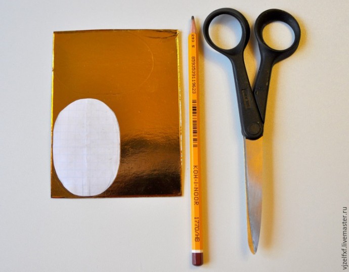 Маленькая брошь с вышивкой