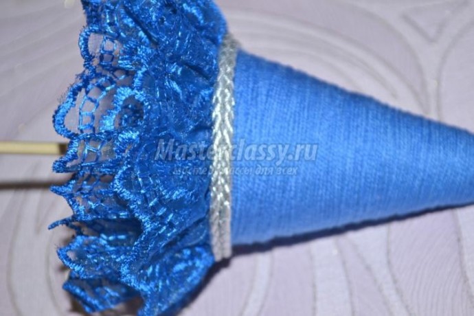 Новогодняя ёлочка из ниток и кружева с розами