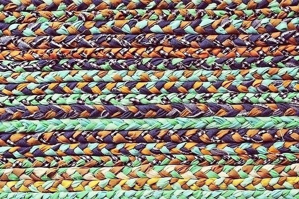 Разноцветный коврик из ненужных лоскутков