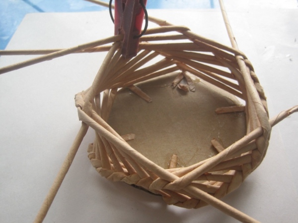 Вазочка из газетных трубочек