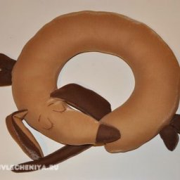 Забавная такса: удобная подушка в дорогу своими руками