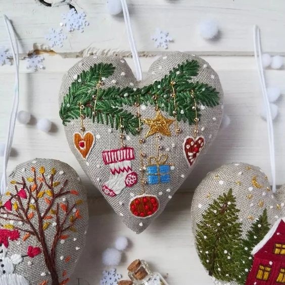 ​Идеи вышитых сердечек для украшения новогодней ёлки