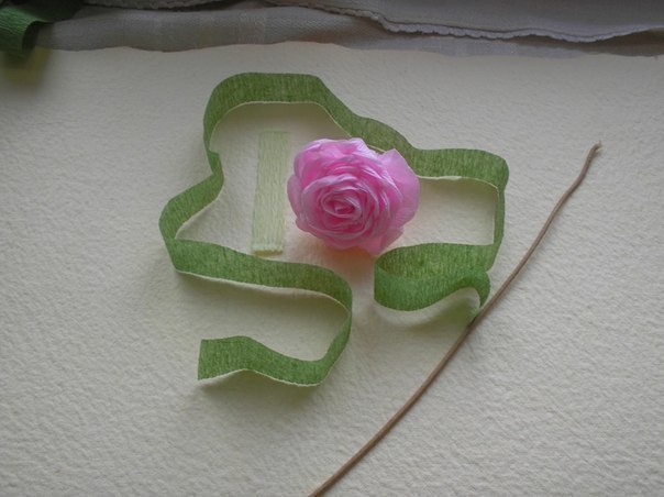 Изумительно красивые розы из гофрированной бумаги