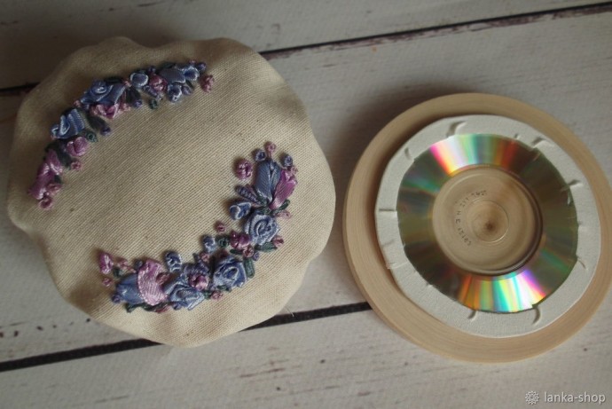 Игольница с вышивкой