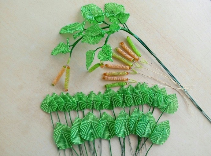 ​Нарциссы и ветка ольхи из бисера