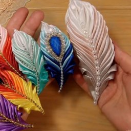 Очаровательные перья из атласных лент