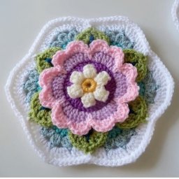 Цветочный мотив крючком