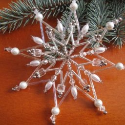 ​Идеи снежинок, созданных из бусин на основе проволоки