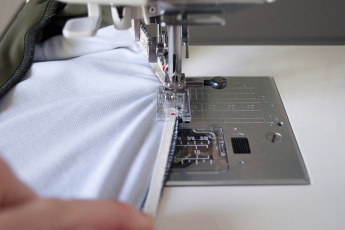 Как обработать края купальника резинкой